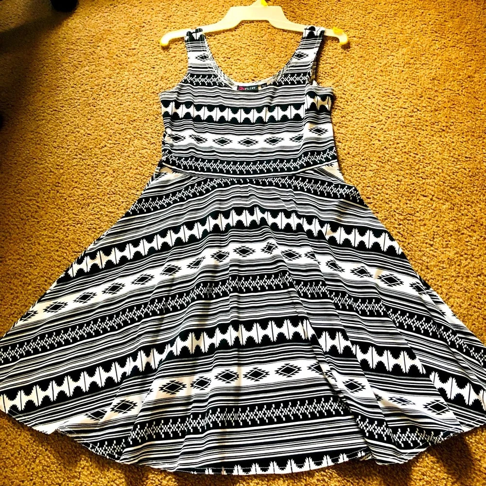 Ultra Flirt Black and White Patterned Summer Dress - Picture 4 of 4